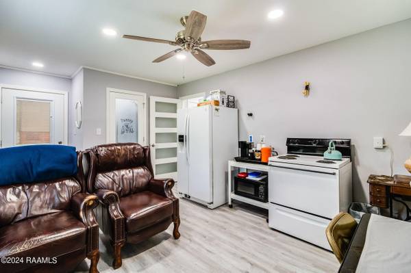 $1,200 / 1br - 600ft2 - This amazing property & building feature an incredible 2000 sq ft shop (Breaux Bridge)63857517154819120