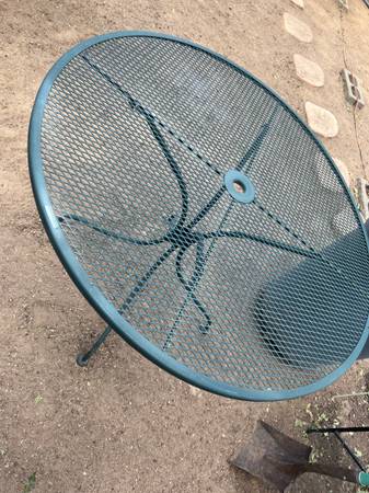 NICE WROUGHT IRON ROUND TABLE 1