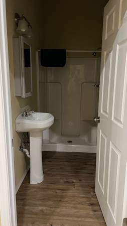 $900 / 2br - Room available in Welches (Welches area)64039061415553122