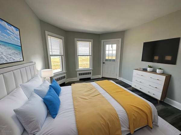 $2,850 / 2br - 850ft2 - Bright Apartment by the Beach - 90 Winthrop Shore Dr. - 12-01-25 (Winthrop)64279896854018121