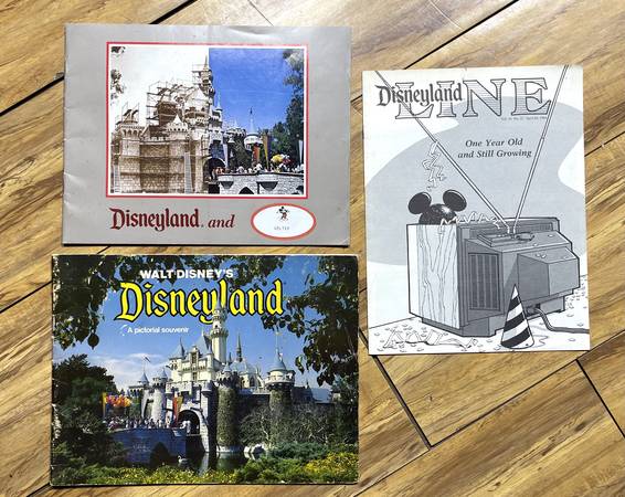 Manuales de orientación para empleados de Disneyland de época y libro conmemorativo - $25 (North Hollywood)63471348076419120