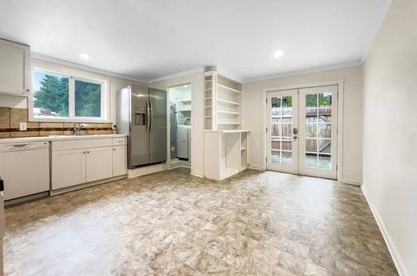 $1,590 / 3br - 1309ft2 - Elegante y inquietante: 3 habitaciones remodeladas en el corazón de Oregon City (Oregon City)63820824703745122