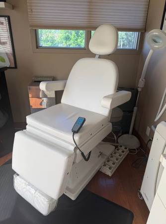 Gio Pelle 24" Exam & Procedure Chair in wonderful condition 1