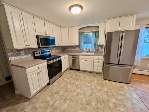 Bright & Inviting 2 bedroom, 1 bathroom apartment 1
