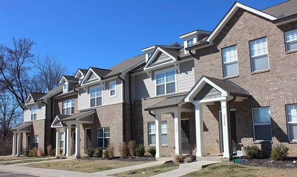 $1,800 / 2br - 1130ft2 - Amenidades de lujo pueden ser tuyas en nuestro encantador adosado de 1130 pies cuadrados de 2 habitaciones (Nashville)63673267451265123