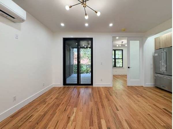 $1,180 / 2br - This bright and spacious 2-bedroom home offers comfort (West Hollywood)63701015652483121