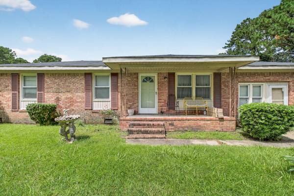 $525,000 / 4br - 1375ft2 - Single-Family Detached Home for Sale in Johns Island: 4 Beds, 1.5 Bath (Johns Island)64016107652097120