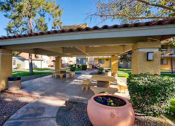$750 / 321ft2 - get $200 off total move in if moved in by Friday 10/10 (5104 E Van Buren Street, Phoenix, AZ, USA, Phoenix, AZ)63966952272642123