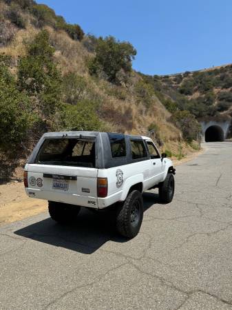 Camioneta Toyota 4Runner 4x4 22r de 1984 - $5800 (Silver Lake)63470773757057123