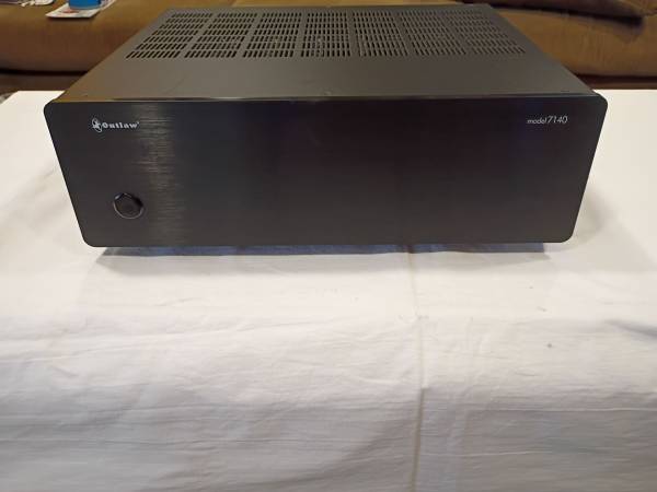 OUTLAW model 7140 POWER AMPLIFIER 1