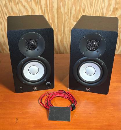 Yamaha HS4 Powered Studio Monitors with Cables 1