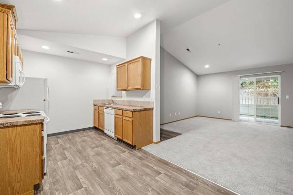 $1,601 / 1hab - 742ft2 - Armario para ropa de cama, lavadora y secadora de tamaño completo, techos de 9 pies (Salmon Creek, Vancouver)63672618802819120