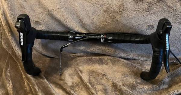 Zipp Service Course SL bars with bar tape & brake levers 1