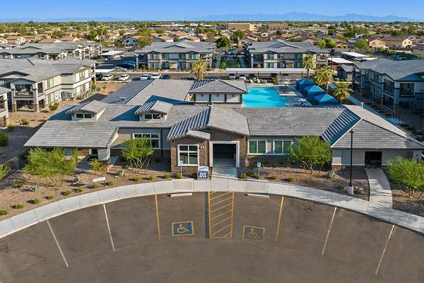 Dual Vanities, Full-Sized In-Home Washer & Dryer, Granite Countertops 1