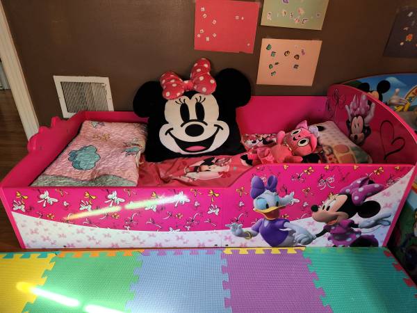 Toddler Bed - pink Minnie Mouse 1
