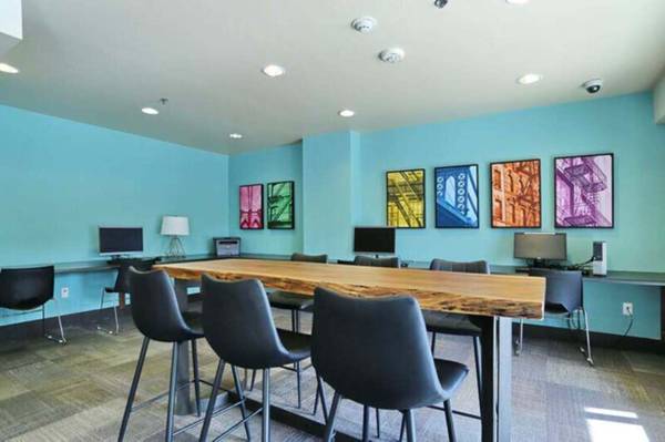 $1,199 / 1br - 2 Sunrooms w/ Deck, Coffee Room, Adjacent to YMCA (1140 N 192nd St, Shoreline, WA)63944966166146121