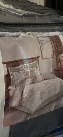 Beautiful New in Bag Queen 8 piece comforter set 1