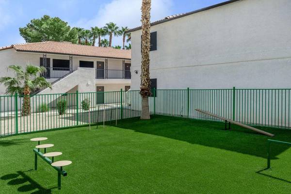 $1,204 / 2br - 875ft2 - Shimmering Swimming Pool, Spacious Closets, Dishwasher63907028944003121