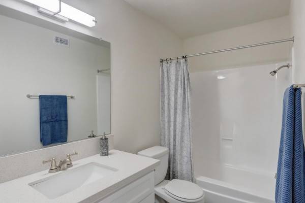 $2,295 / 2br - 905ft2 - Vaulted ceiling*, Pet-friendly community, Large bathroom vanity (Upland)64028082948993124