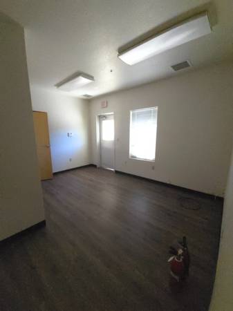 $3,000 / 2200ft2 - Office Warehouse Space for Lease UTILITIES INCLUDED (Santa Fe)63659867349379124