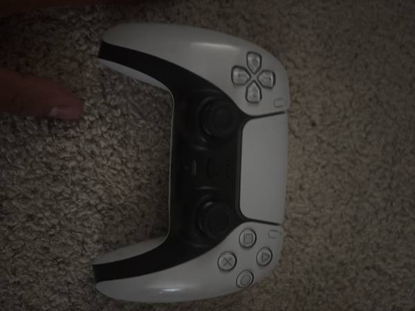 White ps5 controller 1