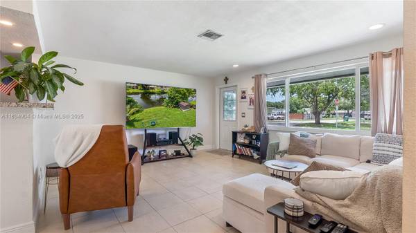 $635,000 / 3br - 1169ft2 - 🌹🏠Amazing Opportunity! 3/2 Waterfront Home with Carport for Sale!64002013791875122
