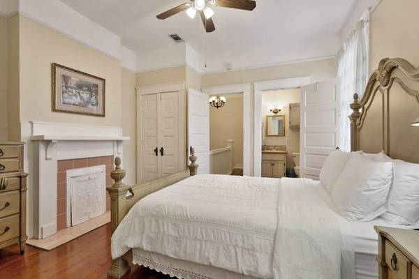 $1,400 / 2br - 950ft2 - Beautiful apartment with modern comforts & amenities Downtown63792145998465124