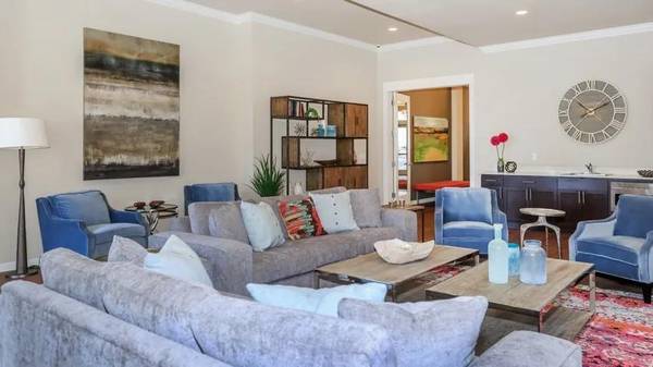 $1,699 / 584ft2 - Cocina moderna inspirada en chef, armarios elegantes en blanco o espresso (Pilot Butte)63839290396161121