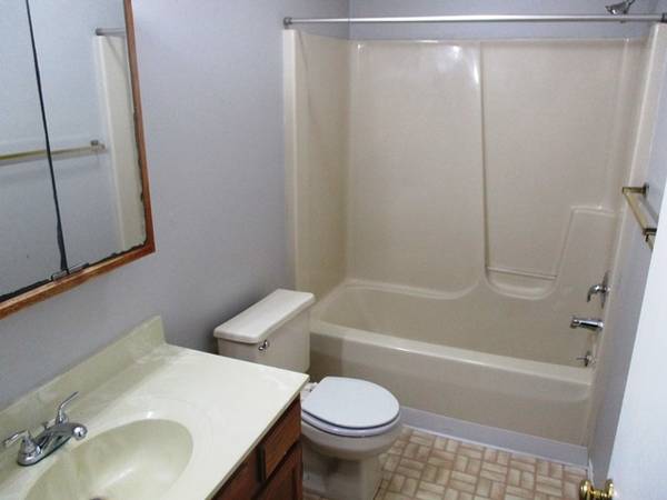 $1,070 / 2br - Casa adosada (1504 Northbrook)63700508443011124