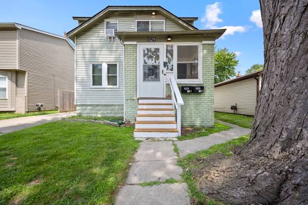 Hazel Park- Modern 2 Bedroom 1 Bath Upper Unit Available Now! 1