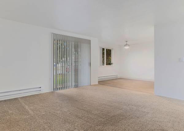 $1,450 / 2br - Quiet, Quaint & Pet Friendly - Open Kitchen with Updated Appliances (Rockwood Area)63999315366787124