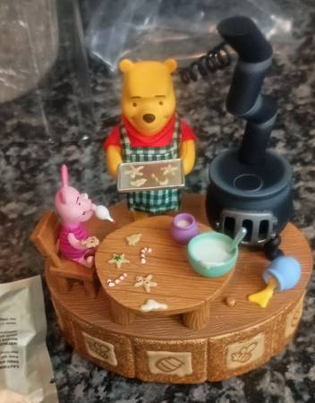 Hallmark Disney keepsake. Winnie the Pooh. 1