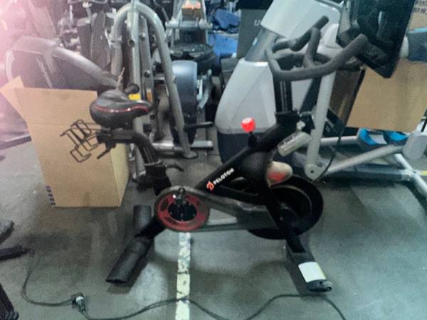 PELETON BIKE IN GREAT CONDITION!! READY FOR PICKUP OR DELIVERY!! 1