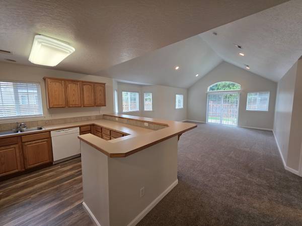 $2,800 / 3br - 1438ft2 - Lovely Condo in North Gilham! (Eugene)63373544141699122
