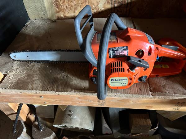 Like new Husqvarna 235 Chainsaw 1