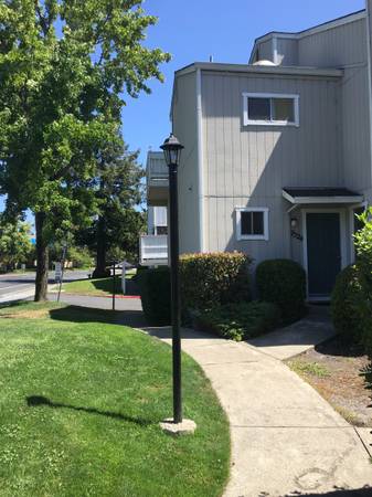 $2,700 / 2br - 1392ft2 - TWO BEDROOM TWO& 1/2 BATH TOWNHOME FOR OCTOBER (rohnert pk / cotati)63994100387075121