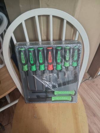 Snap on 9 peace screw driver, prybar set 1