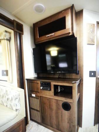 $875 / 1br - 240ft2 - Like New Custom built 30 ft RV Trailor / Tiny House (Modesto)64021481646467124