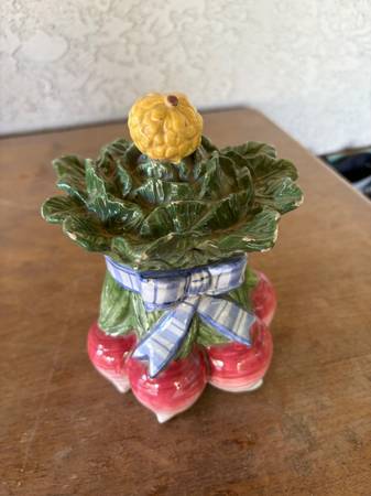 Ceramic vegetable container 1
