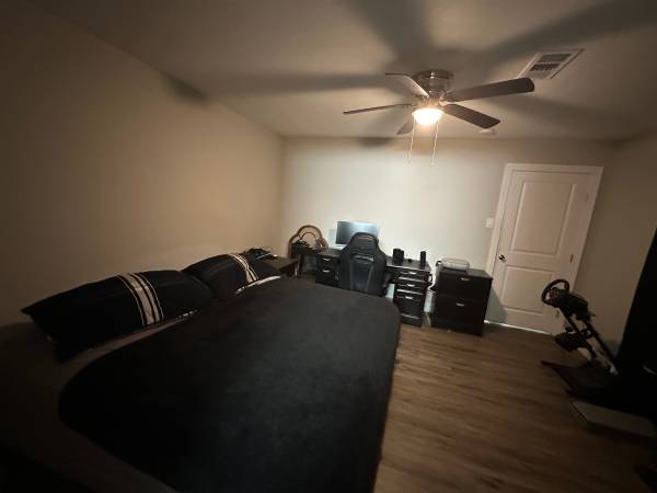 Room with private bathroom/ Webster Tx 77598 1