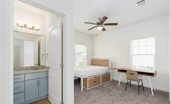 $645 / 4br - Apsen Heights room (Girls only) (Pullman)63689276793987120