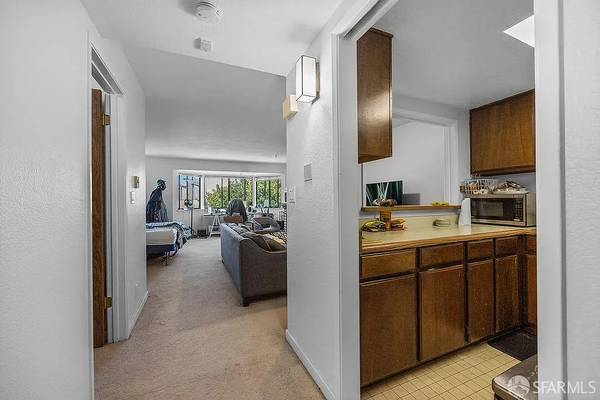 $775 / 602ft2 - Top-floor! Studio Apartment Single Family (San Francisco)64030489283203122
