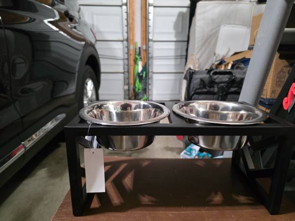 Cuencos para mascotas nuevos con soporte elevado $10 (Villages of Cedar Creek)63664499206913120