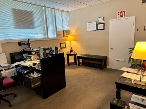 $2,250 / 730ft2 - Renovated First Floor Office Suite (oakland lake merritt / grand)64203025519746120