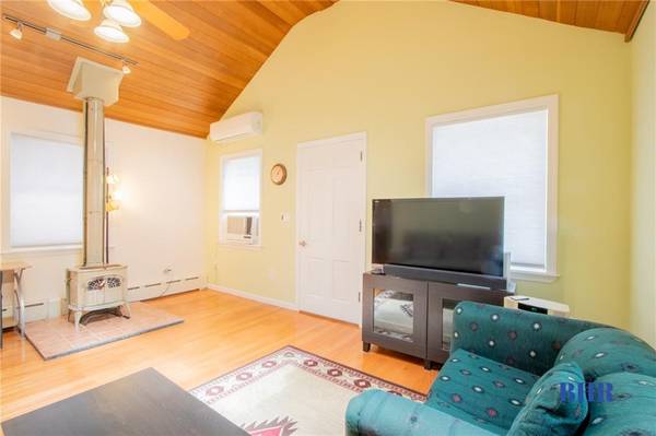 $998,000 / 2br - 1160ft2 - 120 NORFOLK ST (Manhattan Beach)64033800988419123