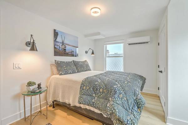 $2,696 / 3br - Downtown Charleston without the cramped apartment vibe64016105483523122