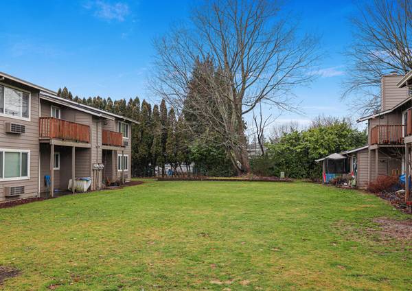 $1,850 / 3br - 3 Bed 2 Bath w Lots to Do - Near Mount Hood Community College (SE Portland)63867269872257121