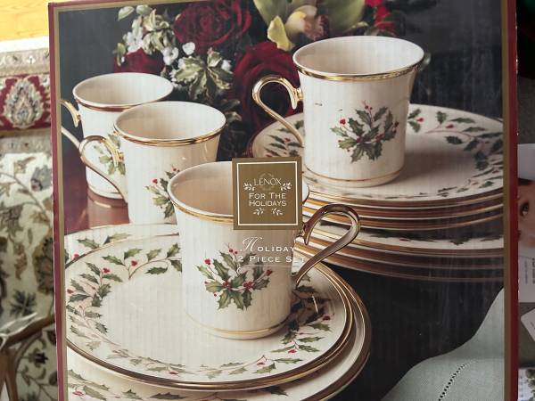 Lenox Holiday dinnerware 12 place settings and more 1
