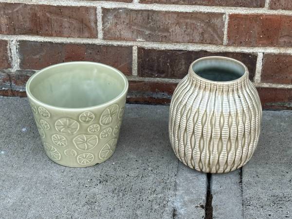 1 Ceramic Planter & 1 Ceramic Vase 1