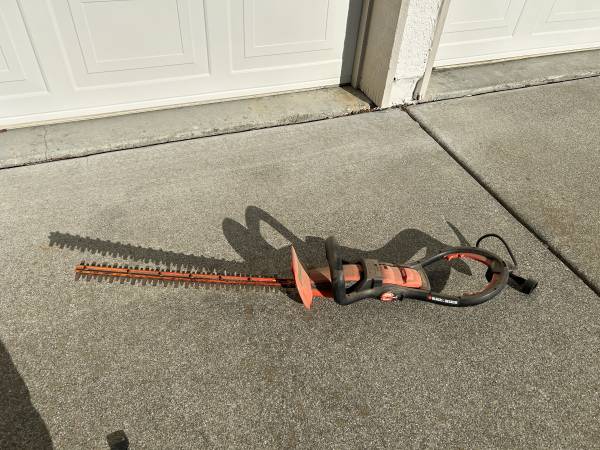 Black & Decker hedge trimmer 1